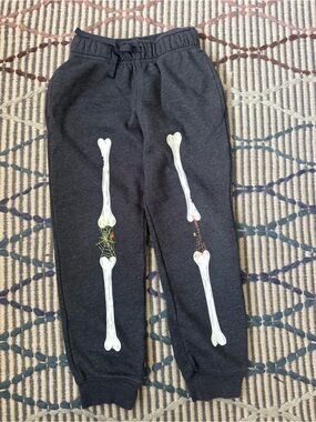 Cat & Jack Dark Gray Sweatpants with glow in the dark Skelton Print size 6/7